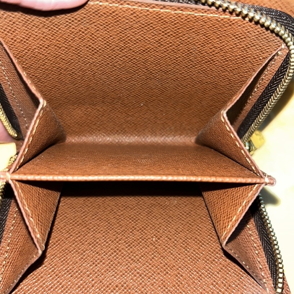 Louis Vuitton compact wallet. - Picture 10 of 13